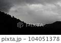 曇りから急激な雨 104051378