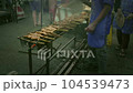 在馬來西亞蘭卡威的一個小吃攤燒烤烤雞肉串 104539473