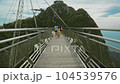 在馬來西亞蘭卡威旅遊景點天空橋上行走的鏡頭 104539576