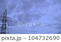輸電塔和天空有云 104732690