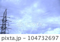 輸電塔和天空有云 104732697