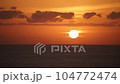 タイムラプス　水平線の向こうに沈む夕日 104772474