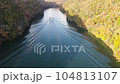 【岐阜県】紅葉の木曽川を進む遊覧船、恵那峡の空撮 104813107
