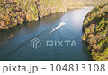 【岐阜県】紅葉の木曽川を進む遊覧船、恵那峡の空撮 104813108
