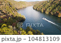 【岐阜県】紅葉の木曽川を進む遊覧船、恵那峡の空撮 104813109