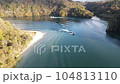 【岐阜県】紅葉の木曽川を進む遊覧船、恵那峡の空撮 104813110