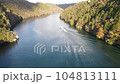 【岐阜県】紅葉の木曽川を進む遊覧船、恵那峡の空撮 104813111