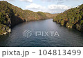 【岐阜県】紅葉の木曽川、恵那峡の空撮 104813499
