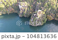 【岐阜県】紅葉と奇岩、恵那峡の空撮 104813636