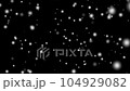 見上げた夜空から雪が舞い落ちてくるような動画素材 104929082