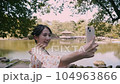 A yukata woman who introduces sightseeing spots with a V-log selfie 104963866