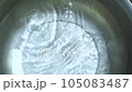 水滴慢慢落下 105083487