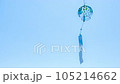 青い江戸風鈴が青空に揺れている　左にスペース 105214662