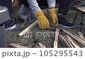 男性が椅子に座って薪割り 105295543