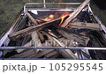 キャンプ場で焚き火 105295545