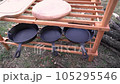 キャンプ用調理器具を棚に並べる 105295546