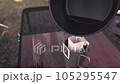 キャンプ場でコーヒーを入れる 105295547