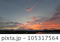 夏の夕暮れ空のタイムラプス 105317564