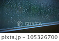 雨の日、水滴が落ちる 105326700