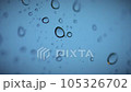 雨の日、水滴が落ちる 105326702