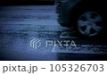 雨の日に走る車 105326703