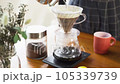 コーヒーをハンドドリップで淹れる 105339739
