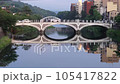 金沢　浅野川大橋と水面の反射 105417822