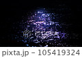 仄暗い漆黒の水面　闇の中で煌めく 105419324