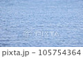 さざなみの立つ穏やかな海の背景素材 105754364