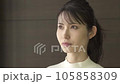 睜著眼睛的中年婦女 105858309