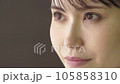 睜著眼睛的中年婦女 105858310