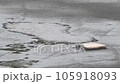 雨の日の野球場 105918093