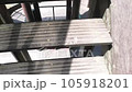 公園の滑り台 105918201