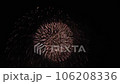 光跡を追う大きな花火 106208336