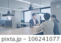 ビジネスの打ち合わせ／ミーティングの動画素材 [106241077]