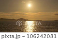 日落、船隻和波光粼粼的大海 001 106242081