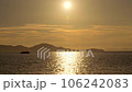 日落、小船和閃亮的大海 002 106242083