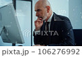 オフィスで作業するビジネスマンと金融データイメージの動画素材 [106276992]