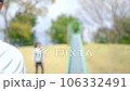公園の大きな滑り台で遊ぶ小学生高学年の男の子の動画素材