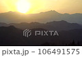 長野県　小川村から見た鹿島槍ヶ岳の夕日 106491575