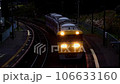 夕刻迫る駅に到着するキヤ95 106633160