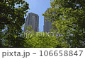 藍天綠樹環繞的東京都廳舍 106658847