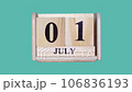 綠屏視頻顯示木製日曆上從 7 月 1 日到 7 月 31 日的日期。 106836193