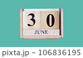 綠屏視頻顯示木製日曆上從 6 月 30 日到 6 月 1 日的日期。 106836195
