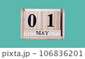 綠屏視頻在木製日曆上顯示 5 月 1 日至 5 月 31 日的日期。 106836201