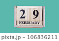 綠屏視頻，使用木製日曆顯示閏年 2 月 29 日至 2 月 1 日的延時圖像。 106836211