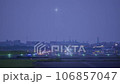 夜の福岡空港に離着陸するジェット機　音声あり 106857047
