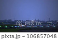 夜の福岡空港に着陸するジェット機 106857048