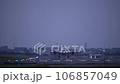 夜の福岡空港を離陸するジェット機 106857049