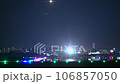 夜の福岡空港を離陸するジェット機 106857050
